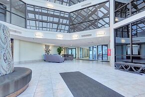 Beachfront Condo w/ View & Pool, Sleeps 8