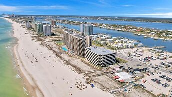 Beachfront Condo w/ View & Pool, Sleeps 8