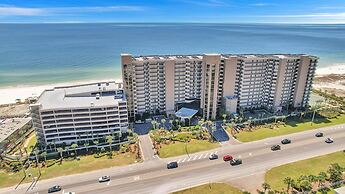 Beachfront Condo w/ View & Pool, Sleeps 8