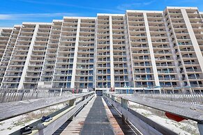 Beachfront Condo w/ View & Pool, Sleeps 8