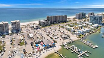 Beachfront Condo w/ View & Pool, Sleeps 8