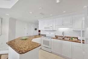 Beachfront Condo w/ View & Pool, Sleeps 8