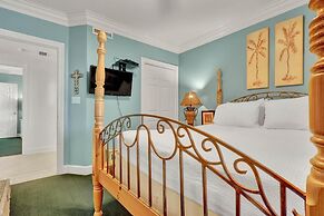 Beachfront Condo w/ View & Pool, Sleeps 8