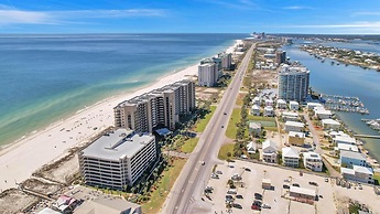 Beachfront Condo w/ View & Pool, Sleeps 8