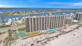 Beachfront Condo w/ View & Pool, Sleeps 8