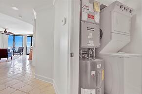 Beachfront Condo w/ View & Pool, Sleeps 8