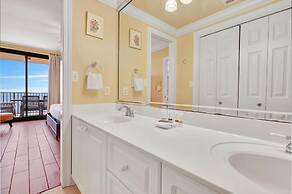 Beachfront Condo w/ View & Pool, Sleeps 8