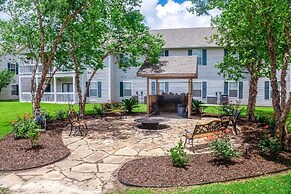 Full Condo w/ Pool & Gym, Sleeps 4