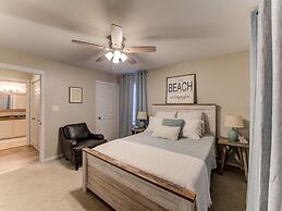 Full Condo w/ Pool & Gym, Sleeps 4