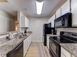 Full Condo w/ Pool & Gym, Sleeps 4