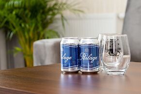 Deluxe Apartment by Renters Prestige