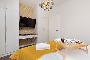 Deluxe Apartment by Renters Prestige