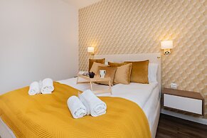 Deluxe Apartment by Renters Prestige