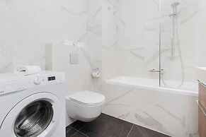 Deluxe Apartment by Renters Prestige