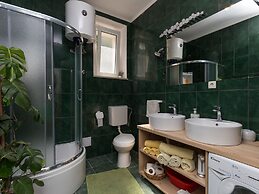 Apartments Mavi - Two-bedroom Apartment With Terrace and City View