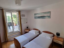 Apartments Mavi - Two-bedroom Apartment With Terrace and City View