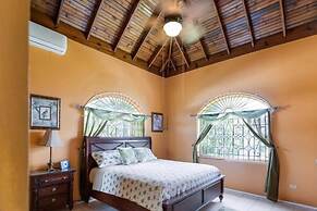 Yanceylargo Estate - Newly Renovated 3 Br Villa W Gorgeous Mountain Vi