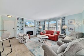 Updated, Ground Floor Unit w/ Pool & Gym, Sleeps 6