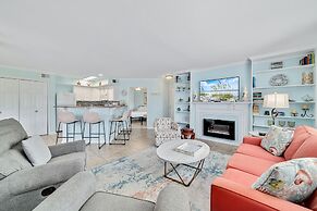 Updated, Ground Floor Unit w/ Pool & Gym, Sleeps 6