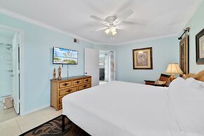 Updated, Ground Floor Unit w/ Pool & Gym, Sleeps 6