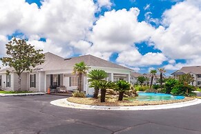 Updated, Ground Floor Unit w/ Pool & Gym, Sleeps 6