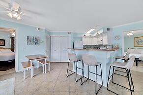 Updated, Ground Floor Unit w/ Pool & Gym, Sleeps 6