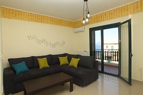 Charming 4-bed House in Nikiana