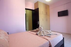 Charming 4-bed House in Nikiana