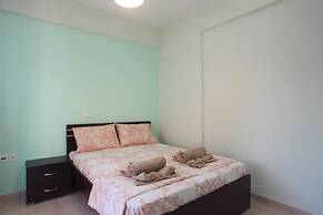 Charming 4-bed House in Nikiana