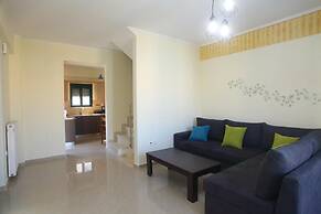 Charming 4-bed House in Nikiana