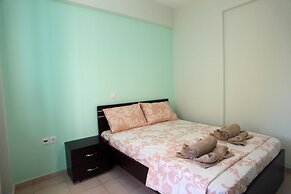 Charming 4-bed House in Nikiana