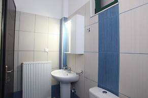 Charming 4-bed House in Nikiana