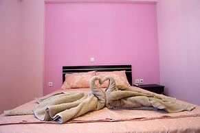 Charming 4-bed House in Nikiana