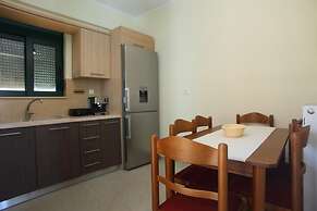 Charming 4-bed House in Nikiana