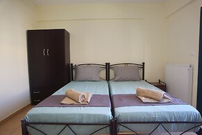 Charming 4-bed House in Nikiana