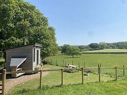 Impeccable Shepherds hut Sleeping up to 4 Guests