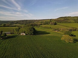 Impeccable Shepherds hut Sleeping up to 4 Guests