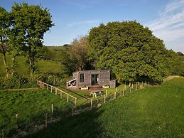 Impeccable Shepherds hut Sleeping up to 4 Guests