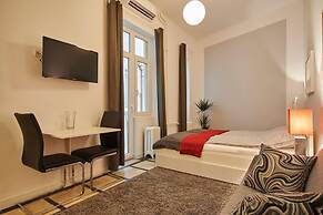 Super Central Studio Apartment - With Balcony