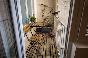 Super Central Studio Apartment - With Balcony