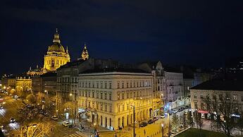 Super Central Studio Apartment - With Balcony