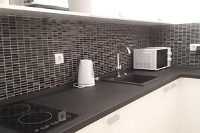 Super Central Studio Apartment - With Balcony