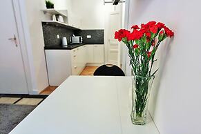 Super Central Studio Apartment - With Balcony