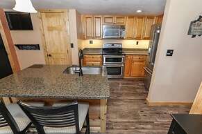 Seven Springs 2 BR Premium Condo, Walk to Slopes by RedAwning - Save 1