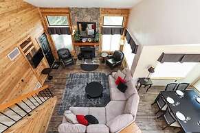 Seven Springs 2 BR Premium Condo, Walk to Slopes by RedAwning - Save 1