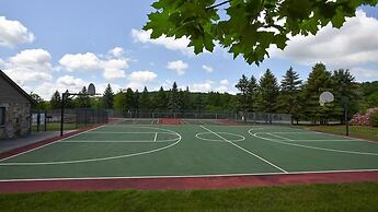 Seven Springs 2 BR Premium Condo, Walk to Slopes by RedAwning - Save 1