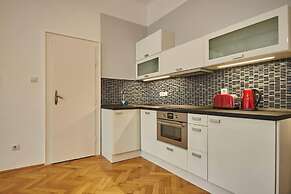 Spacious 1 Bed Basilica Apartment - With Balcony