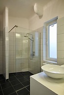 Spacious 1 Bed Basilica Apartment - With Balcony