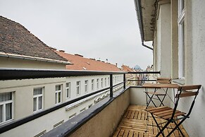 Spacious 1 Bed Basilica Apartment - With Balcony