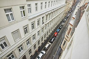 Spacious 1 Bed Basilica Apartment - With Balcony